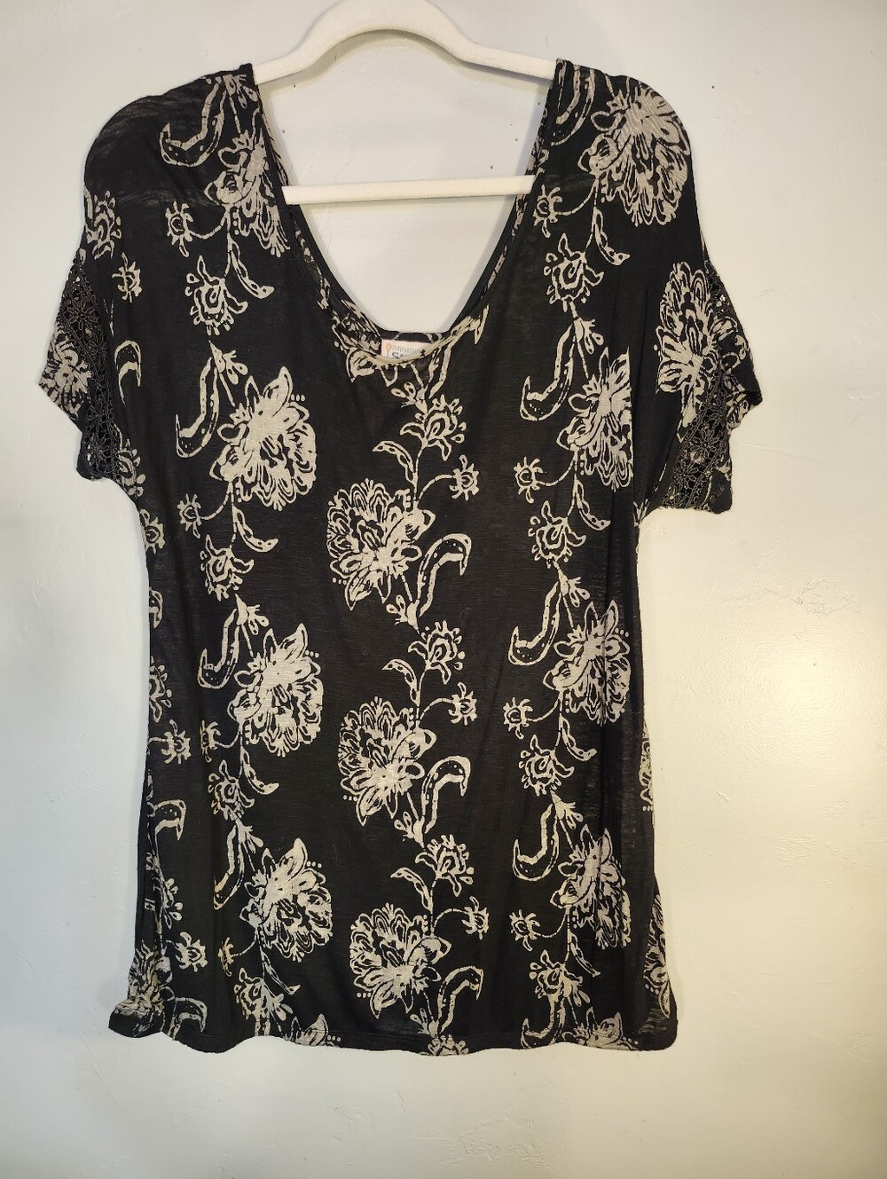 Santiki Black V-Neck Short Sleeve Floral Tee - Cream Print Rayon